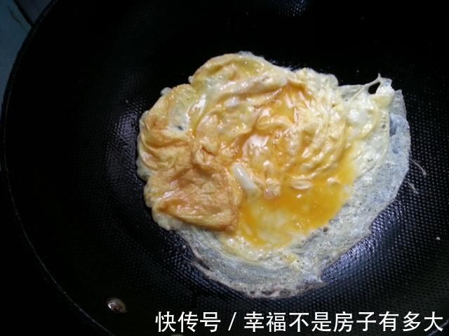 尖椒炒鸡蛋第1步放油就错了，难怪不嫩不香，看大厨教你正确做法