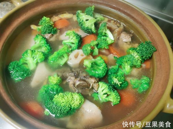 胡萝卜|这道西蓝花排骨汤，家人天天求我做