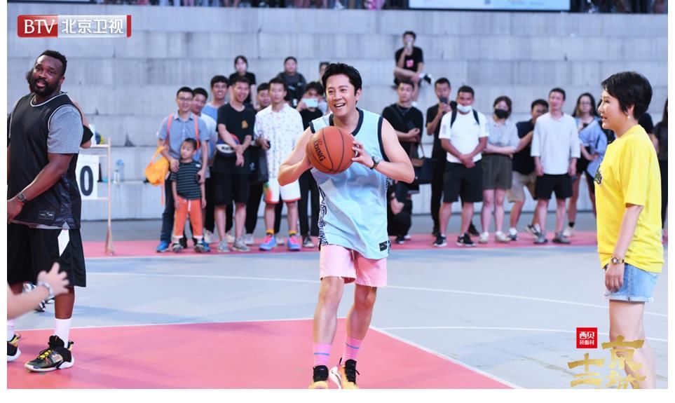 街头篮球|北京卫视《京城十二时辰》丨蔡国庆父子挑战街头篮球 张凯丽母女打卡萌动潮玩