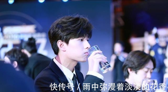 简童|五本虐恋小说,《蚀骨危情》瞬间飙泪,千回百转虐到让人肝疼!