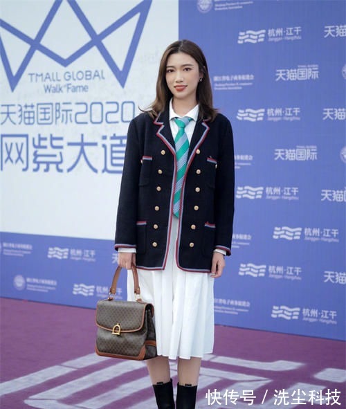 小姐姐 方脸的女生适合什么发型、穿搭？送你一份形象指南，够用四五年了