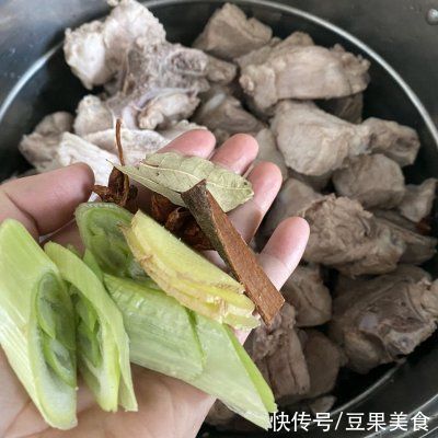 回味无穷的酱炖骨头来拯救你的胃