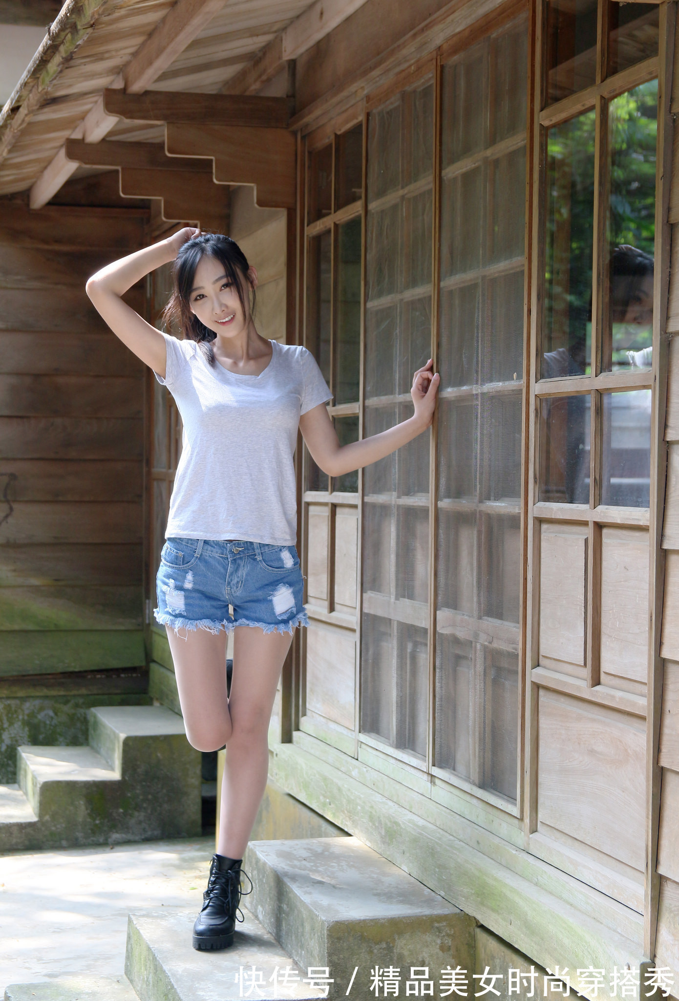 时尚 灰色短袖t恤搭配浅色牛仔短裤，尽显青春的时尚感