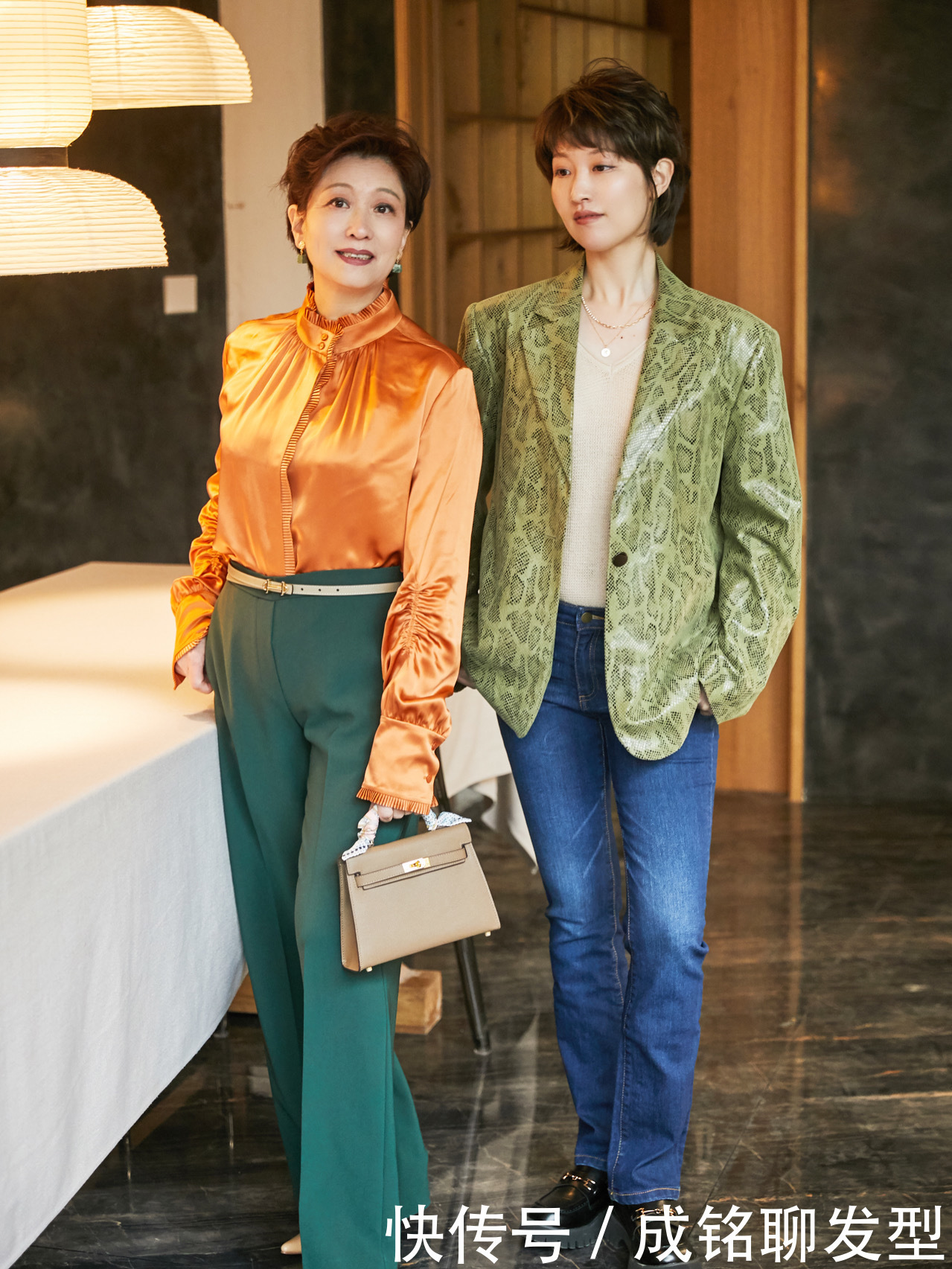 60岁的女性不要总穿小黑裤,直筒裤+平底鞋,优雅气质不输年轻人