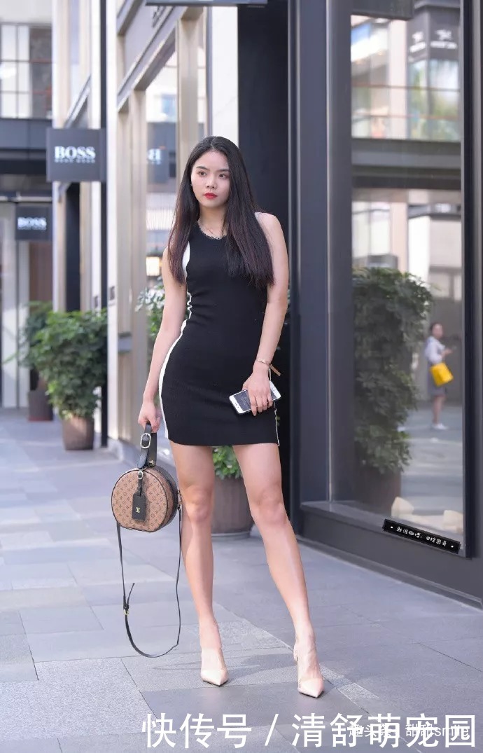 美女脚上搭配着一双尖头的粉色高跟鞋,让她看上去既年轻又有气质