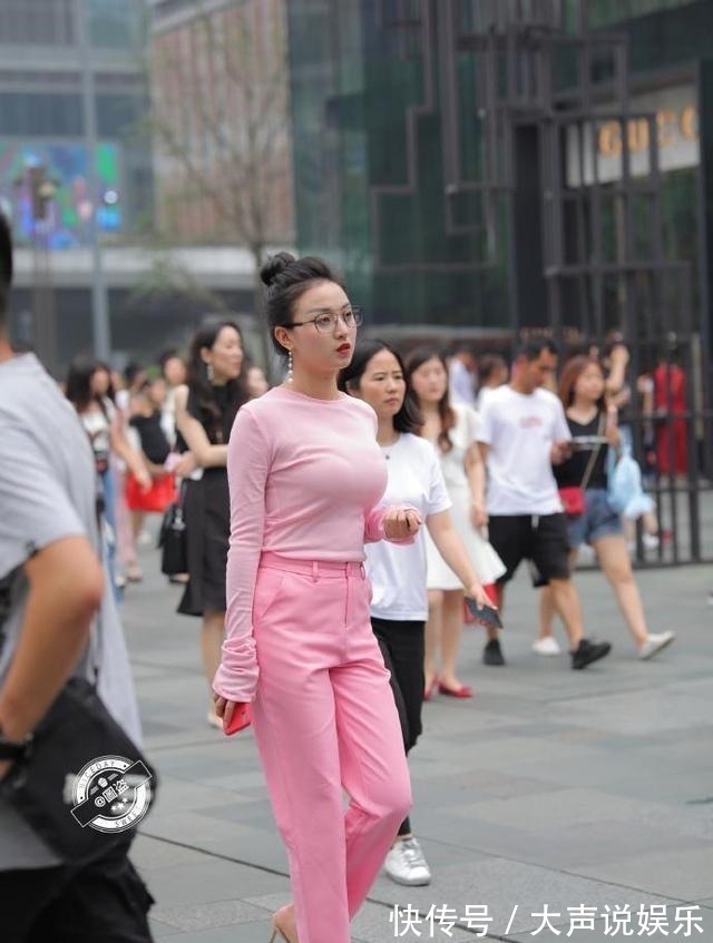 腰带 高挑多姿的打底裤美女,大方得体的搭配风格也耐看,令人难忘!