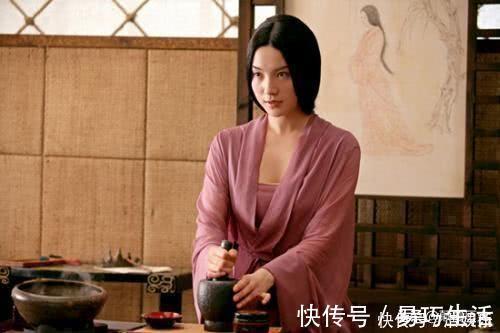 唐伯虎点秋香&祝枝山出上联:“尼姑田里挑和尚”,唐伯虎对下联,让人拍案称绝