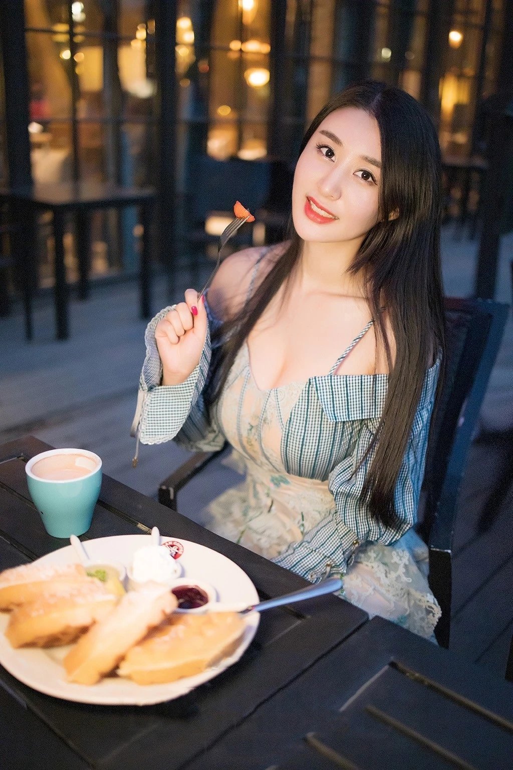 咕嘎 身材好到一定程度,甜美连衣裙也可以穿出妩媚感