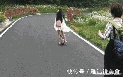 |搞笑GIF：姑娘这一跳太突然 我都觉得不好意思了