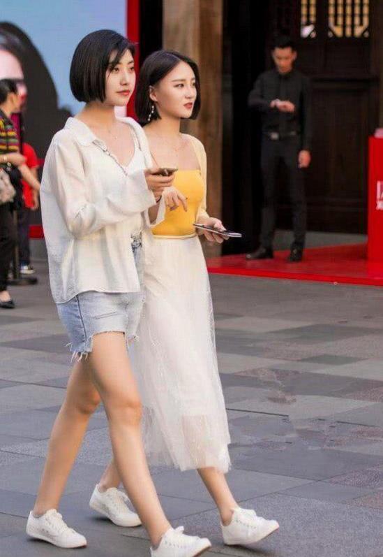 婀娜多姿|长发飘飘穿着时尚的小姐姐,身材微胖婀娜多姿,笑容甜美可爱