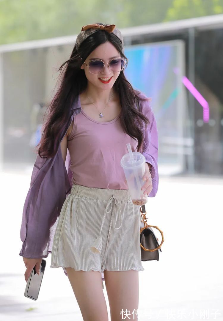 针织开衫 小姐姐身穿紫色开衫配裙装,塑造梦幻美造型