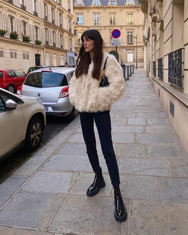 搭配|大衣先放一放,今冬流行“羊羔绒外套”,搭配这3款单品慵懒时髦