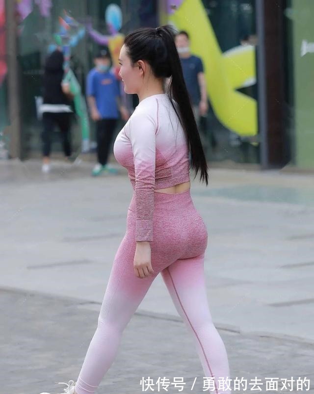 装扮 简单利落的打底裤装扮显出典雅气质,轻盈舒适又耐看,傲娇迷人!