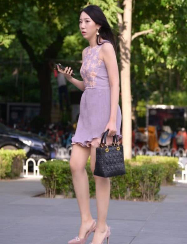 时尚|长发披肩的小姐姐,一条白色的连衣裙,尽显时尚风采