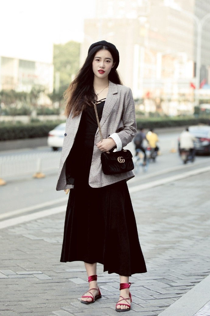 纤细|街拍:戴墨镜的小姐姐,身穿时尚靓装,优雅的展示出纤细美腿