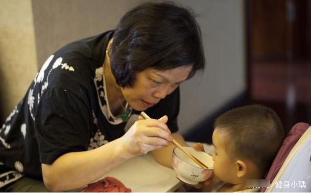 婆婆带两娃6年，没进过医院，只因不吃2饭，多做2事，孩子脾胃好