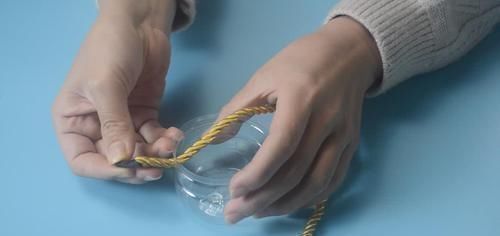 绳子|塑料瓶上穿一根绳子,放在卫生间一年省下不少钱,早点知道就好了