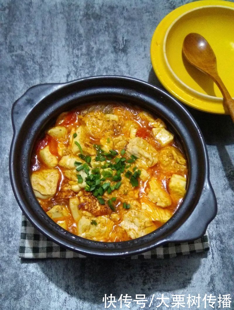 温暖|豆腐粉丝煲，闻着香浓的味道，感觉砂锅里煲着家的温暖和爱的热度