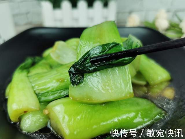 口感|炒青菜时，牢记2个窍门，炒好的青菜鲜嫩翠绿，口感好又入味