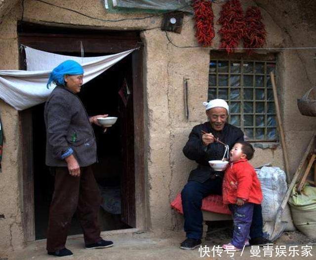 瓜子|孙女把爷爷打扮成“美杜莎”，老人淡定嗑瓜子，网友：同款爷爷