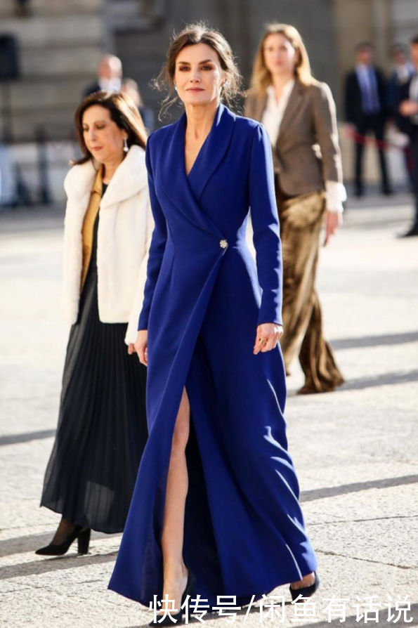 头发|西班牙王后盘起头发更惊艳,穿超长大衣优雅大气,这才是王室风范