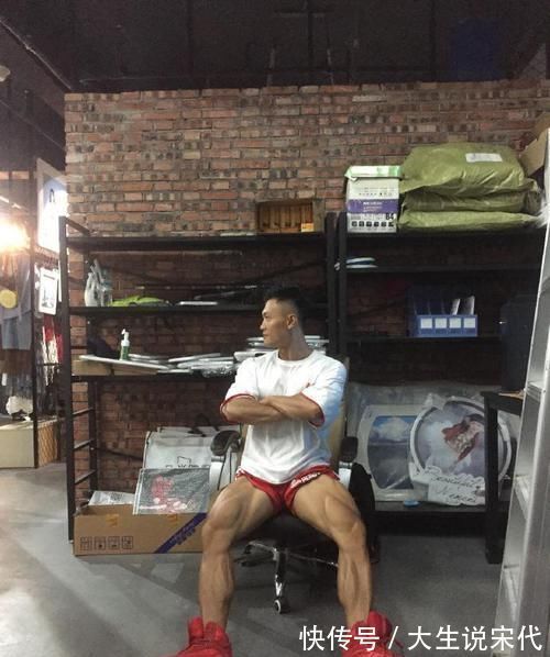 小伙|95后健身小伙,坚持健身十余年,网友:肌肉精神小伙