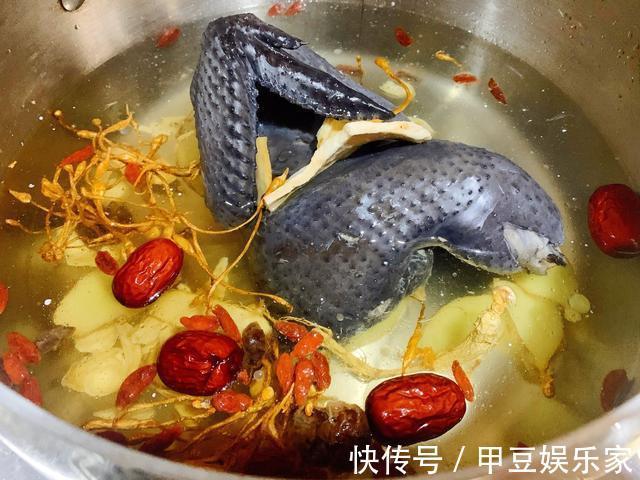 老火湯|天涼了，煲一鍋烏雞老火湯吧，湯口濃稠營養豐富，還能增加抵抗力