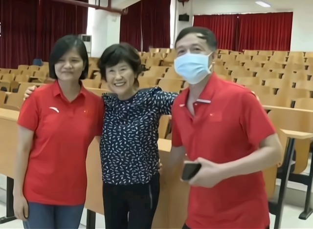 大满贯|祖师母给全红婵送礼物!先给红姐一个大拥抱,然后还有额外小惊喜
