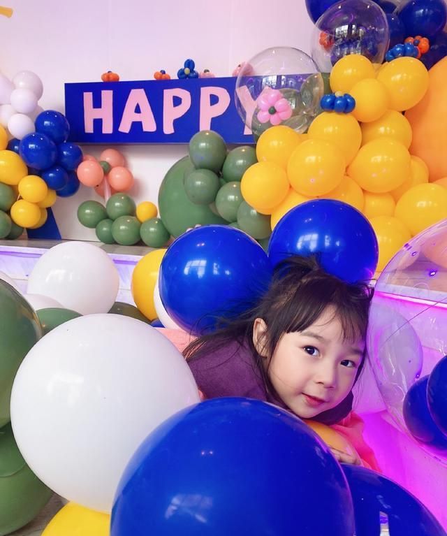 秦凯|中国30岁跳水女神晒女儿!她4岁生日了,和奥运冠军父母太像了