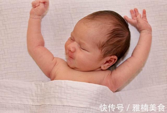 声音|给孩子喂奶的时候,孩子总是抬头看妈妈并笑,宝宝这是在做什么呢