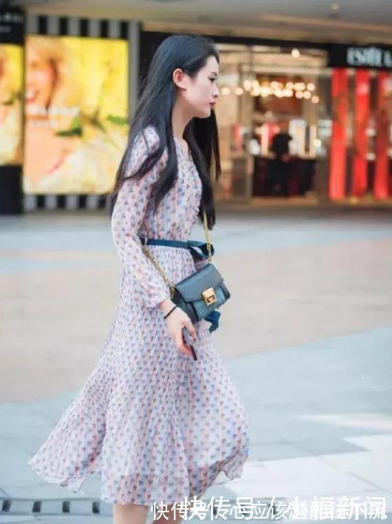 街拍|街拍气质清秀的时尚小姐姐，搭配舒适的休闲衫，时尚大方