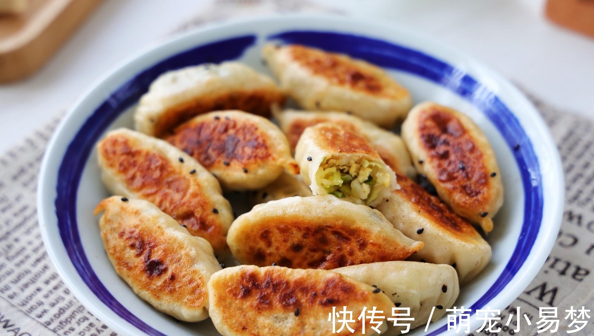 包菜还可以这样吃，皮薄馅大，金黄酥脆，一人吃一盘都不腻，香！