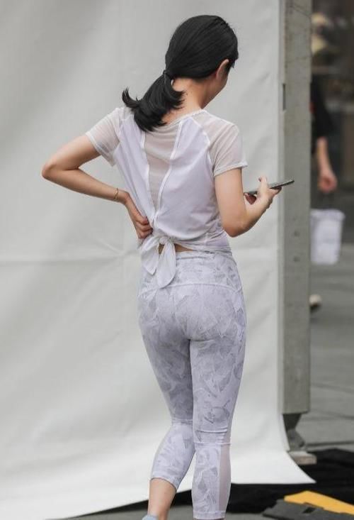 迎夏时尚说:浅灰色的运动套装,将身材展现的很漂亮,简单时尚