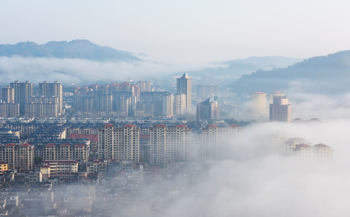 江西德兴：晨雾绕城美如画