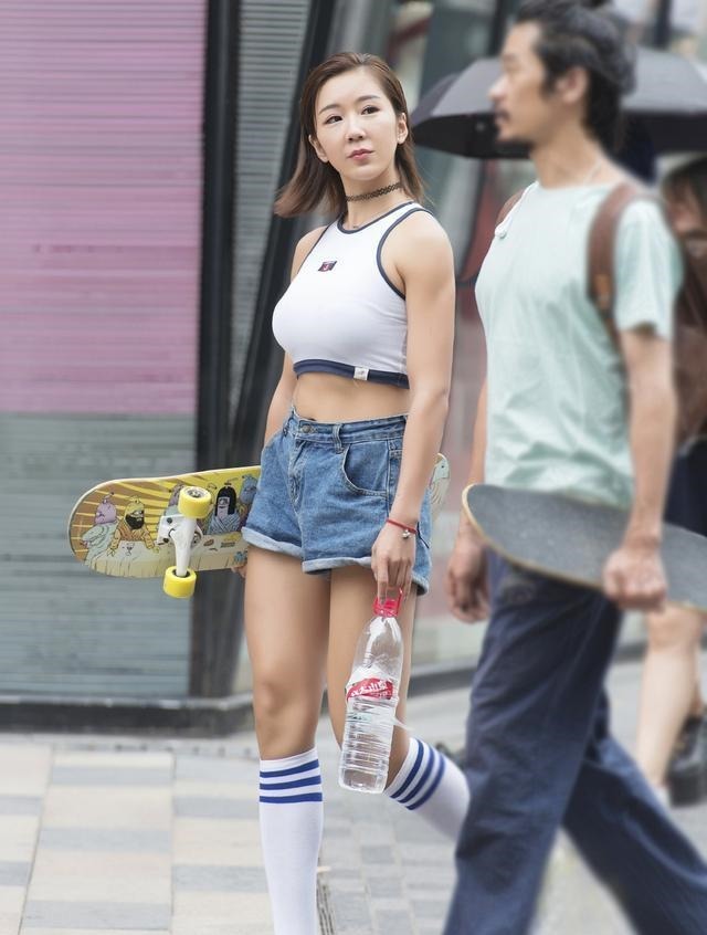 美女|滑板美女,运动服的搭配,穿着最美的运动风,展现活力之美!