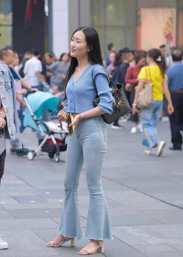 喇叭裤|“小腿粗”又如何? 无外乎选一套合身的穿搭, 劣势便不攻自破!