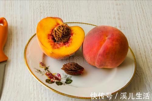 桃子|新鲜桃子上市,买软的还是硬的?分享5个挑选窍门,甘甜又多汁