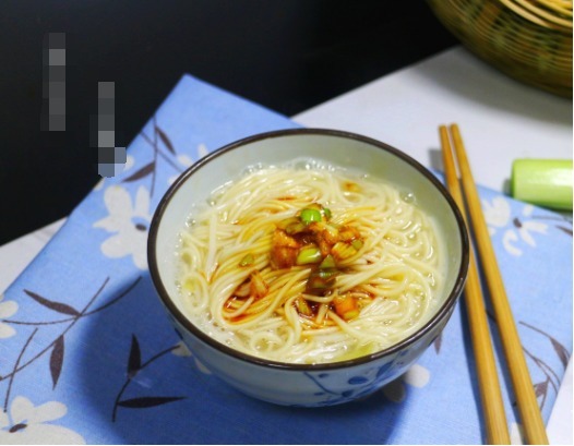 早上起来,3分钟做好的这碗葱花面,汤水鲜香,孩子一碗不够吃