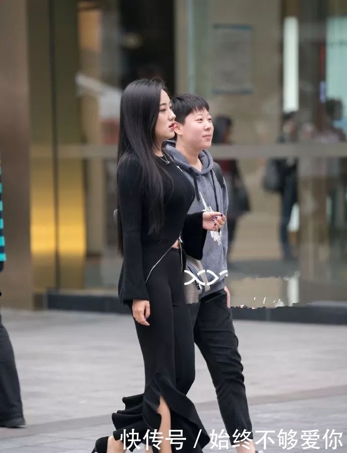 高跟鞋搭配短裤，简约时尚又增添魅力