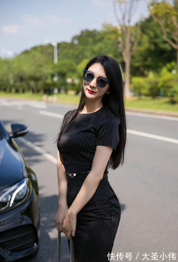 高跟鞋|美女街拍:竖条纹的连衣裙,修身的款式干练范十足,吸睛又时尚