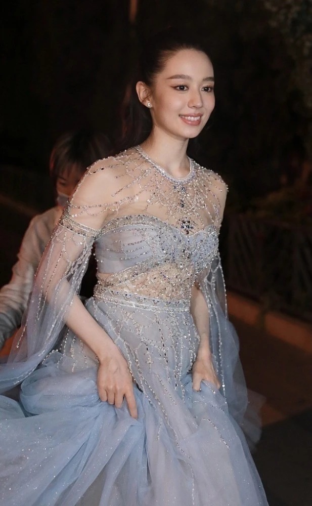 薄纱|郎朗的小娇妻吉娜身材绝了!穿薄纱连衣裙展现S曲线感,高级优雅