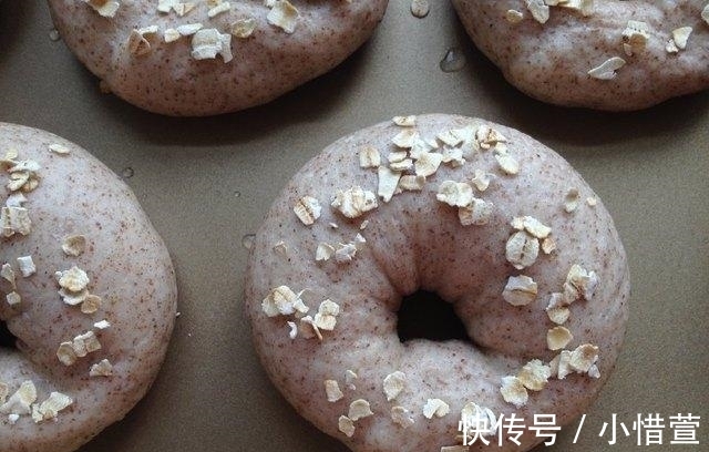 烤盘|教你做款少油少糖的面包,外形可爱像甜甜圈,主要是更健康