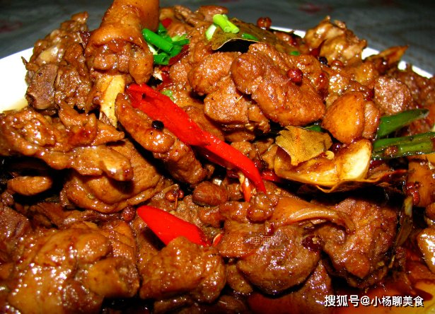 做啤酒鸭，直接炒就“废”了，大厨教你正确做法，鸭肉鲜香无腥味