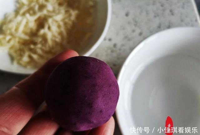 用薯泥制作甜品，过年的时候与家里的小孩一起动手，乐趣多多