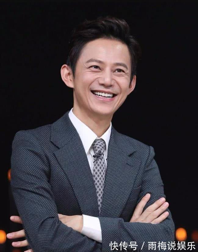 节目录制失控,何炅离席,成龙一脚踹向主持人,解气!