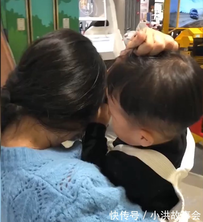 对打|都没长大2岁萌娃调皮打妈妈,90后宝妈竟和儿子对打,哭笑不得