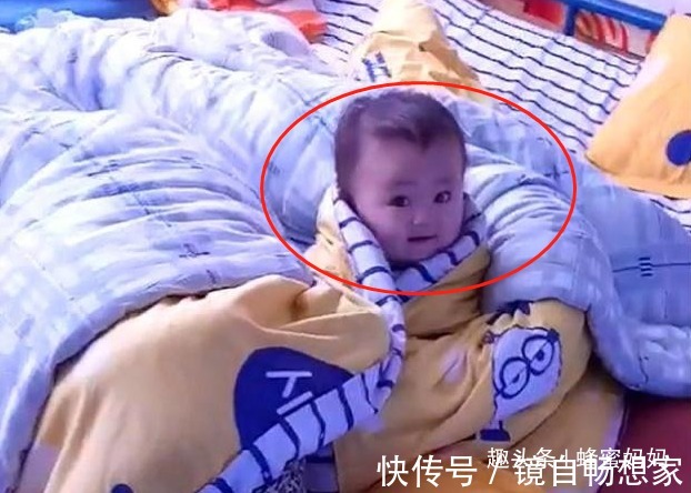 宝妈|妈妈边上睡觉,“萌娃”自己看电视,最后这小表情“亮”了