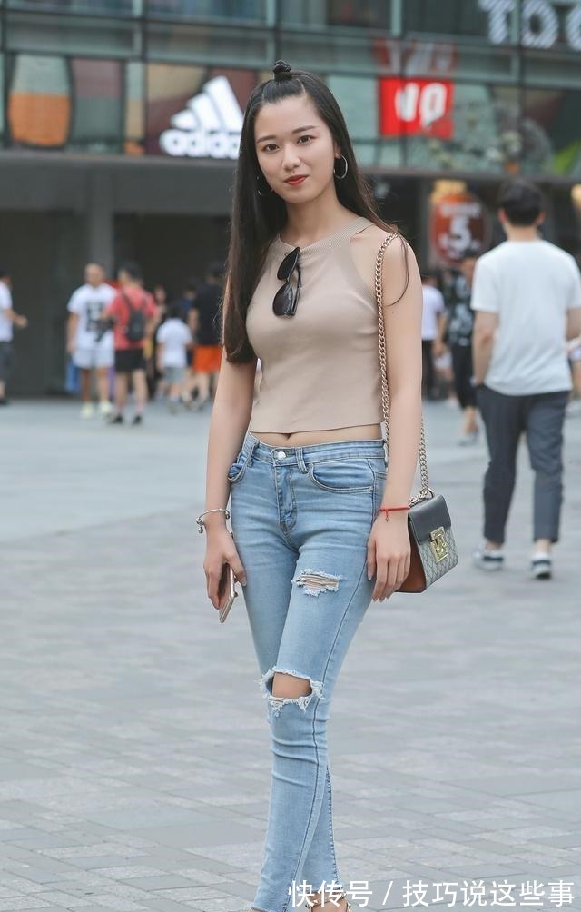 上衣 蓝牛仔裤搭配肚脐上衣,勾勒出完美的腰身,充满活力!