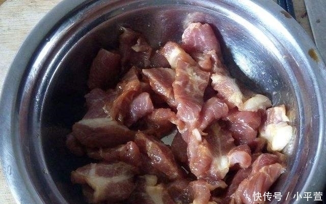 下锅|炒猪肉时,最好不要直接下锅多加“这1步”,肉不柴,又香又嫩