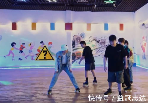 骑自行车|《五哈》又出名场面:邓超张颜齐滑旱冰钻胯,卡裆位置很尴尬